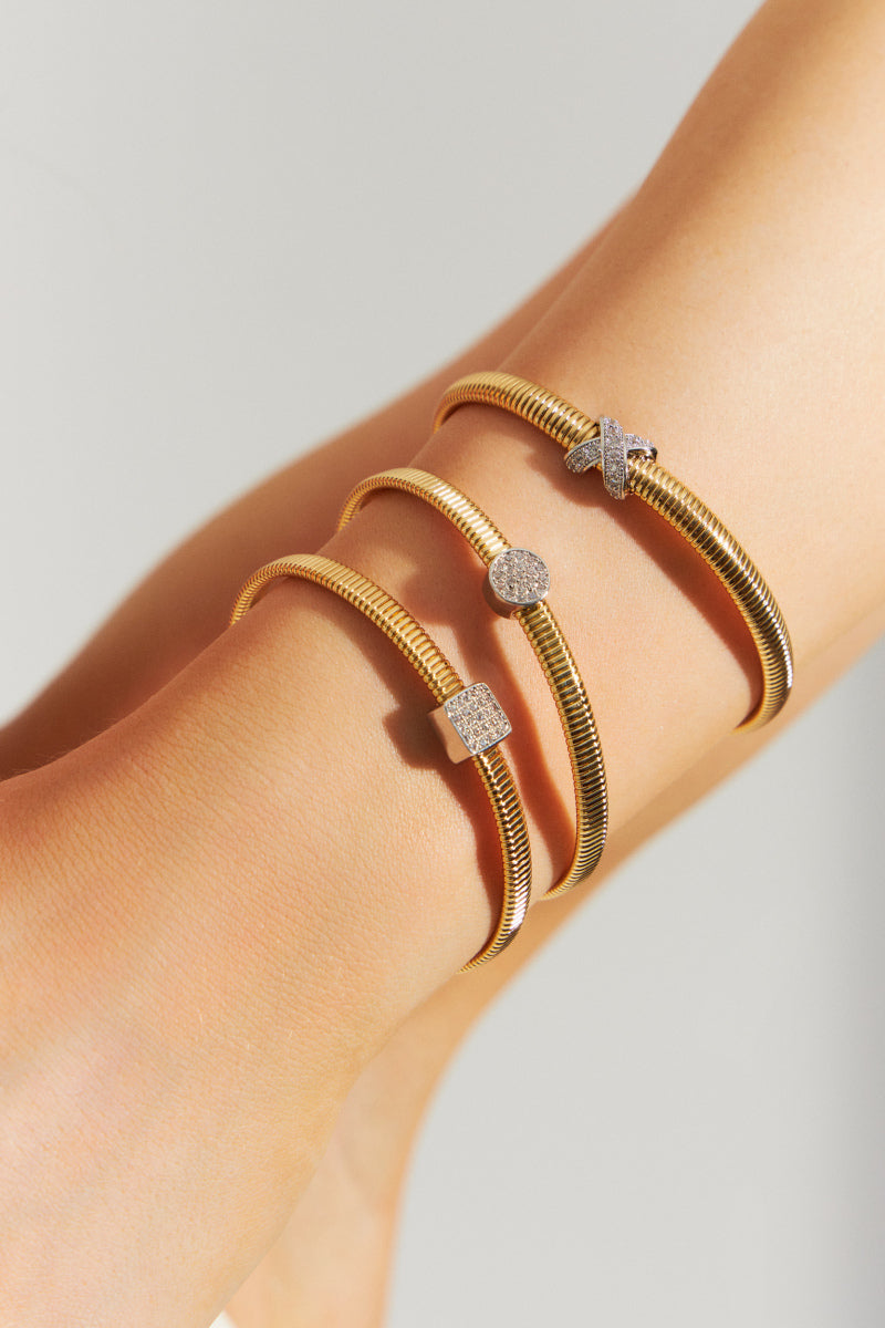 Pulseira Bracelete Aço 2 tons,pingente quadrado com zirconia.